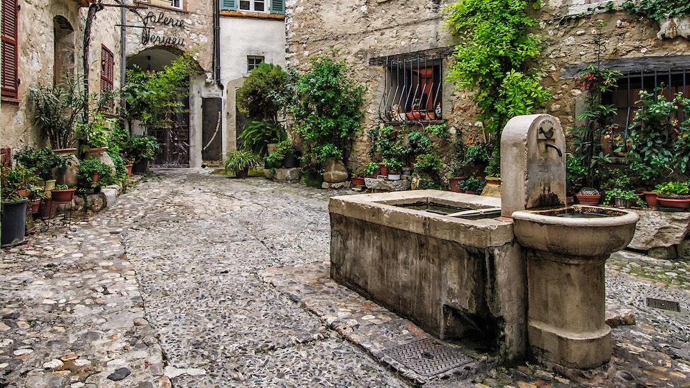 St-Paul-de-Vence laverie seen during a day trip with Sunny Days Prestige Travel. Image courtesy: Phil Haber